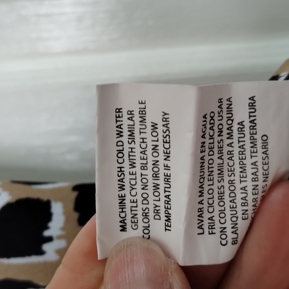 Luxology leopard print w/red trim sleeveless v-neck blouse size small - Picture 6 of 7